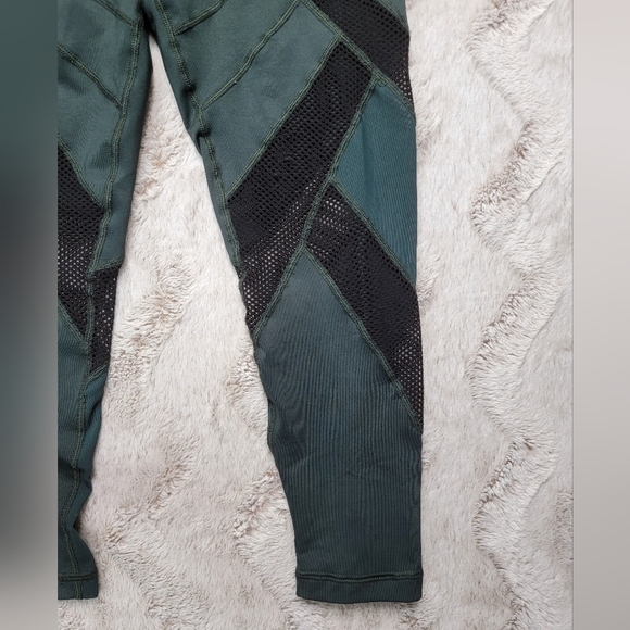 ✨️CL ViaMia Forest Green Black Mesh Accent Cropped Leggings Size S - Picture 7 of 14